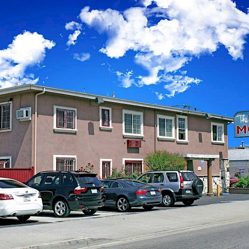 The image shows a roadside motel named 